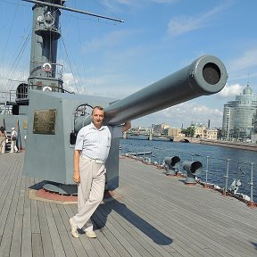 Фотография "С-Петербург, август 2014 г. На палубе крейсера "Аврора", у орудия из которого был дан сигнал к штурму Зимнего дворца."