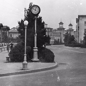 Фотография "РУСТАВИ УГОЛ КОМСОМОЛЬСКОЙ И ПЕРВОМАЙСКОЙ..ПОД ЭТИМИ ЧАСАМИ НАЗНАЧАЛИСЬ СВИДАНИЯ..ВСПОМНИЛИ??"