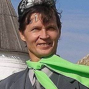 Фотография "Это Казань, у меня на голове местный сувенир, причём красивый!"