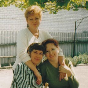 Фотография "Я и мои сестрички - Галочка (стоит) и Танечка"