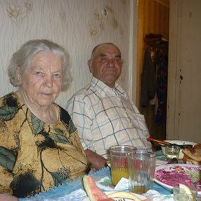 Фотография "Мама с дедом 2010г июль м-ц"