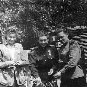 Фотография "В центре старшая сестра моей мамы Мария Артюхова (Вдовина).  1945г.  г. Бунцлау. 3 - Белорусский фронт."