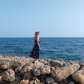 Фотография ""Стоишь на берегу 
и чувствуешь 
солёный запах ветра, 
что веет с моря.
 И веришь, 
что свободен ты, 
и жизнь лишь началась.""
