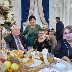 Фотография "Это мы на свадьбе у Сарсена в Нукусе. Фотография позаимствована у Гизиддиновой Мадины, выпускницы 1987 года. Поади меня, Мадина, а рядом жена Фупката Озода."