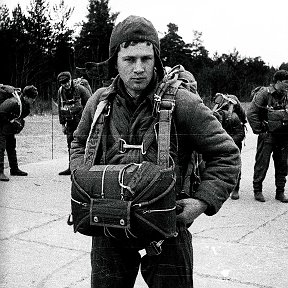 Фотография "1971 г. Псков. Парашют Д1-8    -  всего лишь транспорт, в остальном мы - пехота. БМД в то время в ВДВ  ещё не существовало, были  лишь их  малочисленные предшественники 
 АСУ-57"