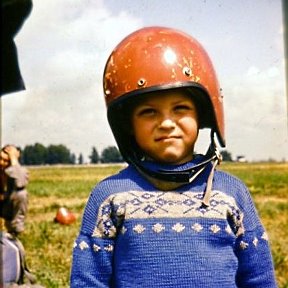 Фотография "Прыжки на аэродроме Омск-Северный.Мой младший сын."