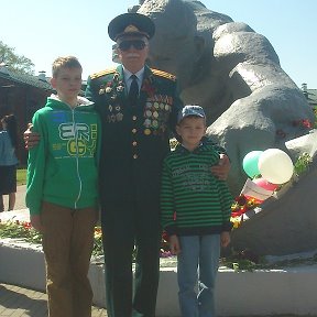 Фотография "9 мая 2014 года с внуками Кириллом и Ярославом у скульптуры "Жажда""