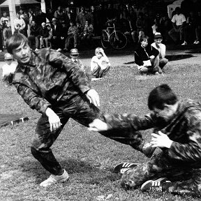 Фотография "Показательные выступления по русскому рукопашному бою на стадионе в городском парке.Середина 90-х."