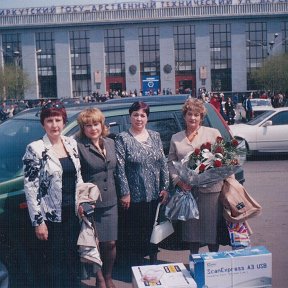 Фотография "АНГАРЧАНЕ   приехали поздравлять    с  юбилеем   химическую  кафедру.  Я    с    букетом    а  рядом   подарки  от  нашего   завода   полимеров"