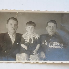 Фотография "Папа с дядей Гошей родной брат и Галя дочь папы"