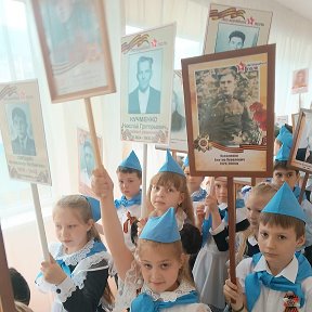 Фотография "Бессмертный полк в 10й школе, и моя доча Катюша,с прадедушкой Кучменко Николаем Григорьевичем "