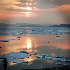 Фотография "Море пахнет парусами, 
Ветром, солью, стариной. 
Море пахнет небесами 
И далёкой стороной."