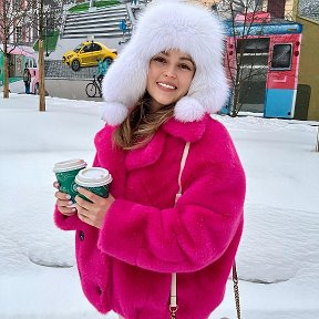 Фотография "Этой зимой мне почему-то особенно хочется ярких цветов) открыла гардероб,а там синий,зелёный,розовый,леопард 🙈"