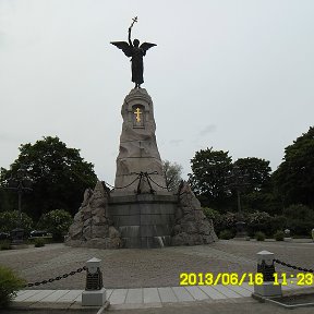 Фотография "Кадриорг. Памятник  погибшим морякам с броненосца " Русалка""