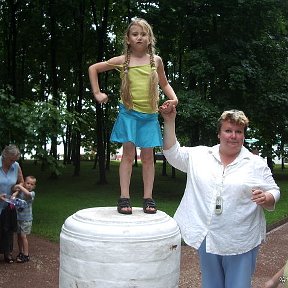 Фотография "Да, детей надо баловать! Племянник, племянницы и я с ними в Коломенском, там есть такая специальная штука для детей и взрослых. Лето 2006г."
