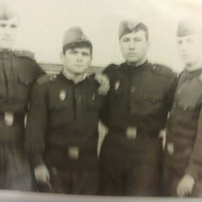 Фотография "ЦГВ-1970 г. с лева на право, Михаил Парфёнов, Я, Бережной Григорий, Виктор Коваль"