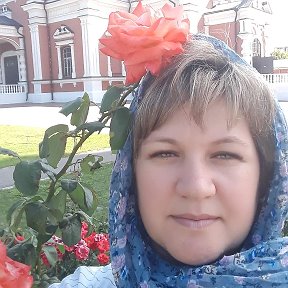 Фотография "Покровский Храм! Эта роза выше, чем я!"