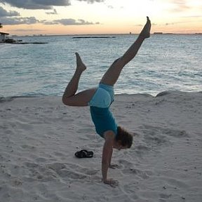 Фотография "Adho Mukha Vrksasana in Playa Norte, Isla Mujeres"