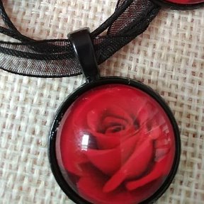 Фотография "1100 руб. Гарнитур "Розы в черном".  Диаметр серег 27 мм. Фото ниже. Моя авторская работа. "
