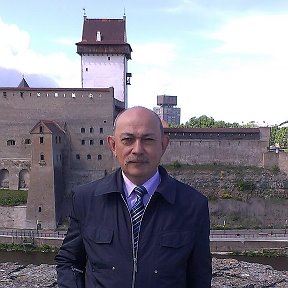 Фотография "Ивангород,за спиной Средневековый замок в эстонском городе Нарва , 04 июня 2015 г"