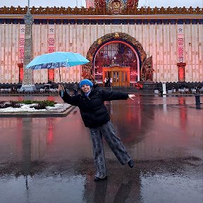 Фотография "Я не люблю, когда на небе тучи!
Но в такой погоде есть и плюс:
Зонтики встречаются летучие,
И на них летать я не боюсь. )))"