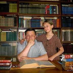 Фотография "В своей, годами собиравшейся библиотеке (начиналась она  с восьмитомника Анатоля Франса, купленного мной, ленинградским студентом, в букинистическом магазине на Литейном проспекте), сейчас в ней - более пяти тысяч книг.  . Со мной - моя внучка, Аня."