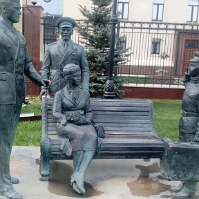 Фотография "Памятник, посвященный героям фильма "Офицеры". Он установлен рядом со зданием Министерства обороны России"