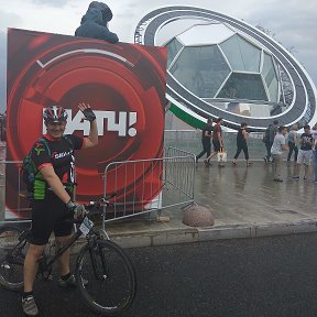 Фотография "У входа в Фан-зону на Воробъевых горах. 14.07."