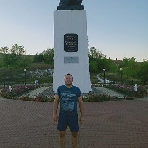 Фотография "Памятник Великому князю киевскому Святославу Храброму 
31.08.2020г., Холковский монастырь"