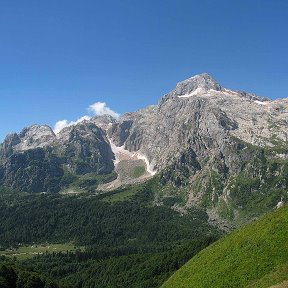 Фотография "Гора Фишт (2868 м), нагорье Лагонаки. Приглашаем в походы на Фишт и по другим маршрутам Адыгеи и Краснодарского края. Турфирма "Наши Горы" - многолетний опыт работы, дипломированные инструктора, интересные походы по красивейшим местам Западного Кавказа."