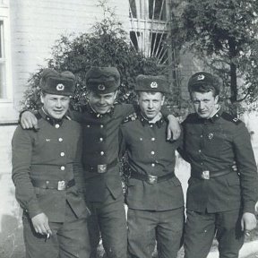 Фотография "Советская военная угроза)))
Слева направо:
Петя Бобко, Я, Вася Гайдук, Юра Выставкин. 4 РРТР, весна 1982 г."