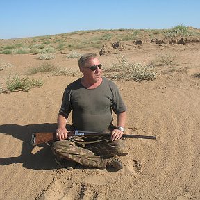 Фотография "Сухой песок скрипит в ногах и соль на карабине. Кгругом пустыня Кызыл-Кум, а я по середине"