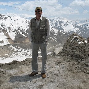 Фотография "Перевал Саланг-Афганистан.Самая Верхняя точка у вьезда в Тоннель. Один Бог знает сколько жизней забрал этот перевал."