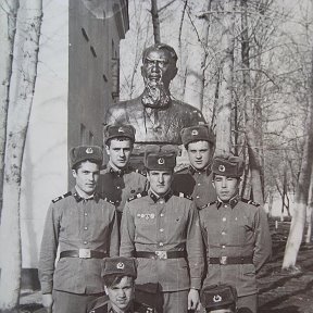 Фотография "3 команда 1 Инженерно- Испытательной Группы  в/ч 55760: Сарандаев,Феткулов,Ейков,Рябинин,Акимов,Прищепин,Гайдамак. Апрель 1979 год. Бюст И.В.Курчатова установлен 3 командой у штаба 1ИИГ летом 1978 года к 30-летию в/ч 52605."