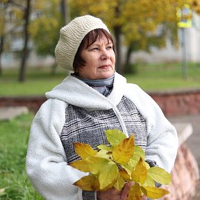 Фотография "Да,осень-это индикатор,
Кто пессимист, кто оптимист.
Один увидит дождь и слякоть
Другой- красивый желтый лист!"