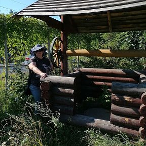 Фотография "Подойду к колодцу желаний
Возьму горсточку земли.
Попрошу немного счастья 
Для моей большой семьи.

Ты, земля , моя родная,
Дай здоровья мне навек.
В остальном, я точно знаю,
Я -счастливый человек!"