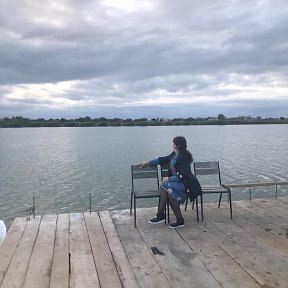 Фотография "Присела Осень на скамейку,
Раскрыв всю душу нараспашку...
Накинув шарф-хомут на шейку,
Воткнула в волосы ромашку..."