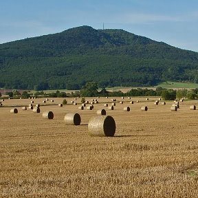 Фотография "Вид со стороны деревни Айха на Гляйхамберг и гору Гроссгляйхберг"