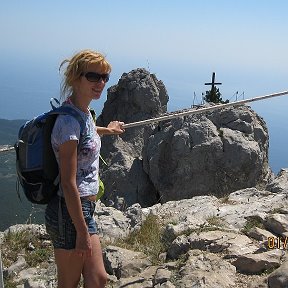 Фотография "Я на самой высокой горе  Крыма -Ай-Петри ,от пропасти отделяет только  тонкая оградка )))))"