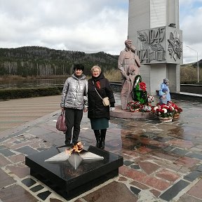 Фотография "Леночка и я у стелы Победы"