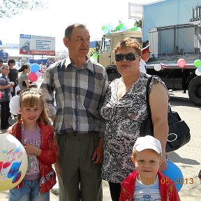 Фотография "Володя и я с внуками Вероникой и Андреем 1 мая 2013г."
