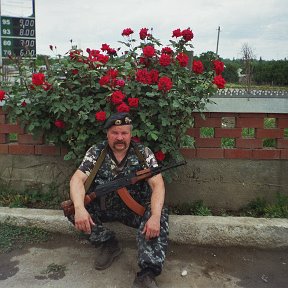 Фотография "Чечня   2002 г   трасса Гудермес - Дагестан    все розы для любимой     (взгляните на цены на бензин)"