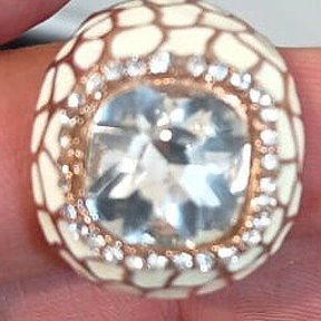 Фотография "размеров много от 18-22 перстень проверенный носиться олго воды не боится цена 490 камень фурнитурное стекло смотрится как бриллиант золочение цветом 585 пробы"