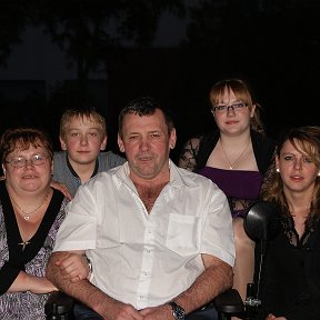 Фотография "nascha semja  edi, viki, irina, iwan i ja. ja was o4en lüblü!"