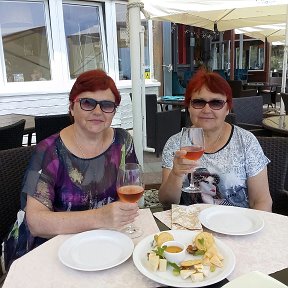 Фотография "Мы с Наташей.
Кафе,море,вино французское и сырная нарезка(о цене не буду говорить).....
Главное-нам ХОРОШО!"