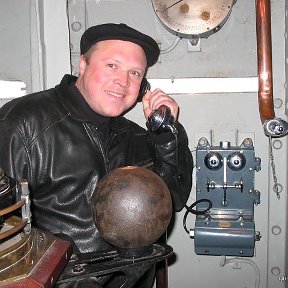 Фотография "7 ноября 2007 года, боевая рубка "Авроры", принимаю командование :) Кстати, телефон Ericsson, 1899 года выпуска."