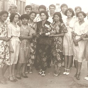 Фотография "Я на Выпускном .Красноводск 1979г. Мои  дорогие .Мальч.Простецов, Бегджанов,Нурманов,Степаненко Лайко, Алмамедов и дев.Ушк-ваСтарц.Шаб.Дурд., Сах. Чумач. Шукурова."