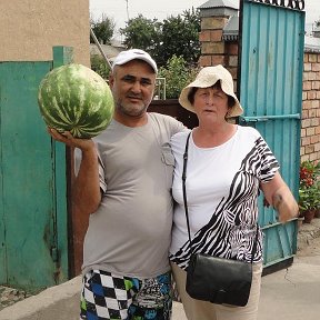 Фотография "Минна с Юсупчиком у ворот родного дома"