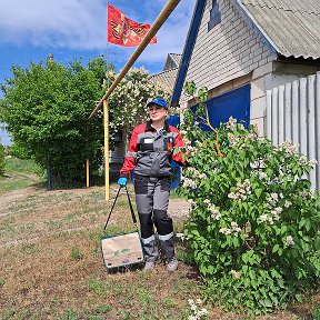 Фотография "07.06.2024 - очередная выездная вакцинация против бешенства, как всегда, не прошла даром!
Юлия Грибанова
О ветеране
Учитель наш на классный час когда-то
Седого ветерана пригласил
Была, не помню уж, какая дата
Иль просто день вооруженных сил.

Нам ветеран поведал о боях
О тех сраженьях, что навек запомнил,
О тех суровых, но великих днях,
Когда со смертью он на жизнь поспорил.

Он говорил так ярко, интересно
Мы слушали, дыханье затаив,
Ведь перед нами вот сейчас, вот здесь он
Один из тех, кто мир нам сохранил.

Как жаль, что меньше с каждым годом
Становится таких как он людей,
Малоизвестных, иль прославленных народом
Свидетелей военных тяжких дней.

И надо всё же нам запечатлеть
Вот эту правду о великих днях.
В картинках, в фильмах чтоб её смотреть,
В рассказах, в песнях слышать и в стихах!

Чтоб молодое поколенье знало
Историю страны, такой как она есть
Чтобы её всегда овеивала слава,
И русский воин представлял собою:
доблесть,
силу,
честь!"