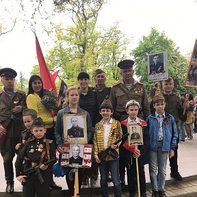 Фотография "Год назад. Депутат Игорь Третьяков и мои ученики с родителями 9 мая "